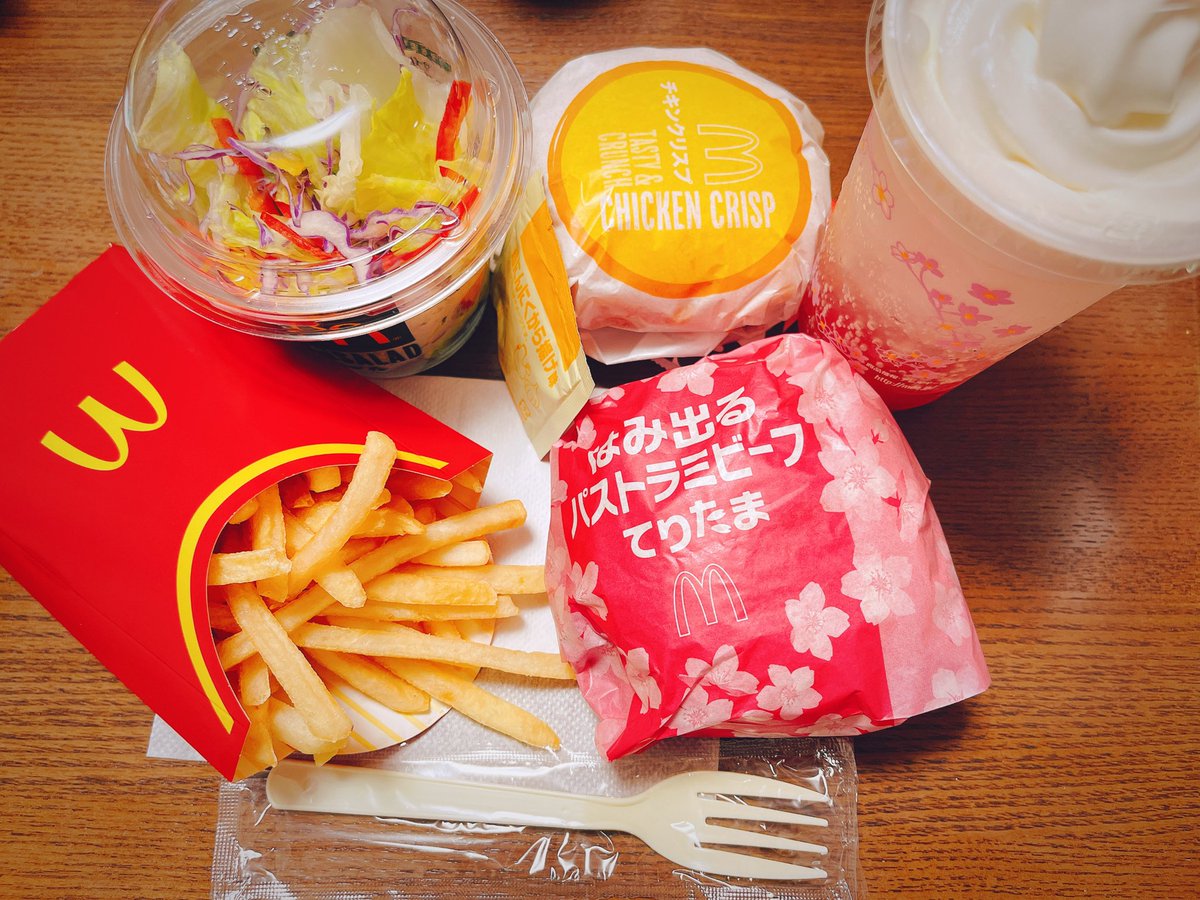 ぽこぽん 夜ご飯マックにすると買いすぎる バーガーとポテトでほぼ腹いっぱい 全部美味かったし食ったけど てりたまのハッシュタグ勝手に絵文字付く なぜ マック マクドナルド 株主優待券 はみ出るパストラミビーフてりたま マックフロート