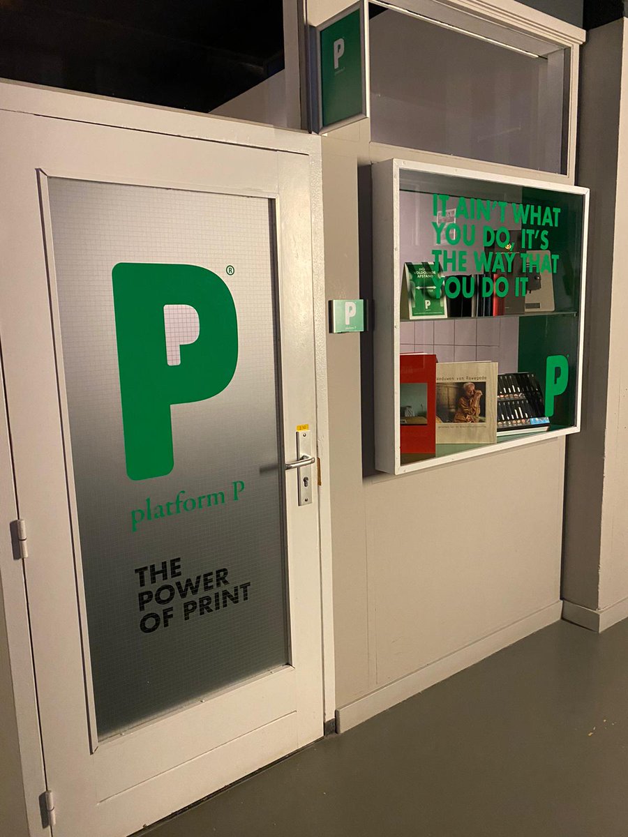 Platform_P's tweet photo. Heel Nederland is de afgelopen maanden allerhande klusjes in en om het huis aan het doen. Platform P doet in Utrecht lekker mee met deze trend. Jeroen’s dochters schoten zelfs te hulp. Zie hier het resultaat! #opfrissen #handenuitdemouwen #printmanagers  #powerofprint https://t.co/FbuImVqiVp