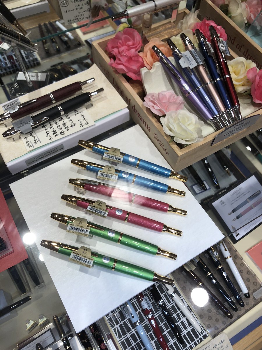 竹内さちよ ノックするとペン先が出て書ける万年筆ですよ とお話しすると今でもビックリするお客様の方が多い パイロット さん Youtubeで紹介したら 以前エラボーの動画を見て一般の方が万年筆に興味を持ってくれたみたいに キャップレス万年筆 竹内さちよ ノックするとペン先が出て書ける万年筆ですよ とお話しすると今でもビックリするお客様の方が多い パイロット さん Youtubeで紹介したら 以前エラボーの動画を見て一般の方が万年筆に興味を持ってくれたみたいに キャップレス万年筆