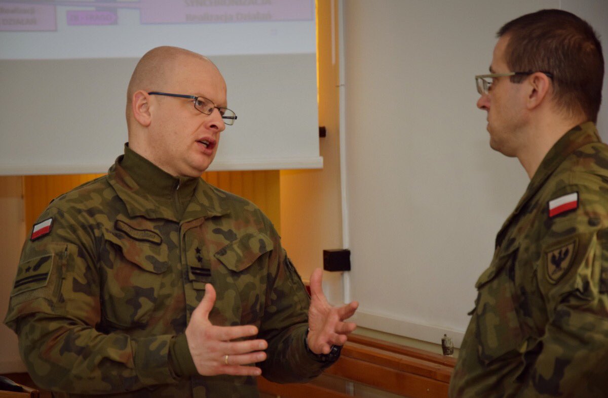1WBPanc's tweet photo. Dziś na terenie #JEDYNApancerna odbyło się #szkolenie z procesu dowodzenia, prowadzone przez wykładowcę @AkademiaSzWoj.🔝
Wspólnie z warszawskimi pancerniakami z #1WBPanc w zajęciach uczestniczyli #logistycy z #18plog @Zelazna_Dywizja . 🤜🏻🤛🏻
- - -
#StrongTogether https://t.co/AY6JErCuLB