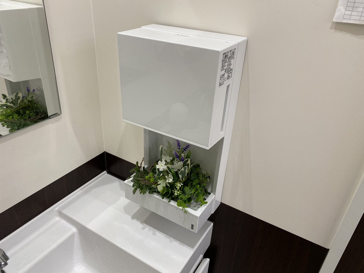コロナで使えなくなったハンドドライヤーが世界崩壊後みたいになってて センスいい 貼り紙よりずっといい の声 Togetter