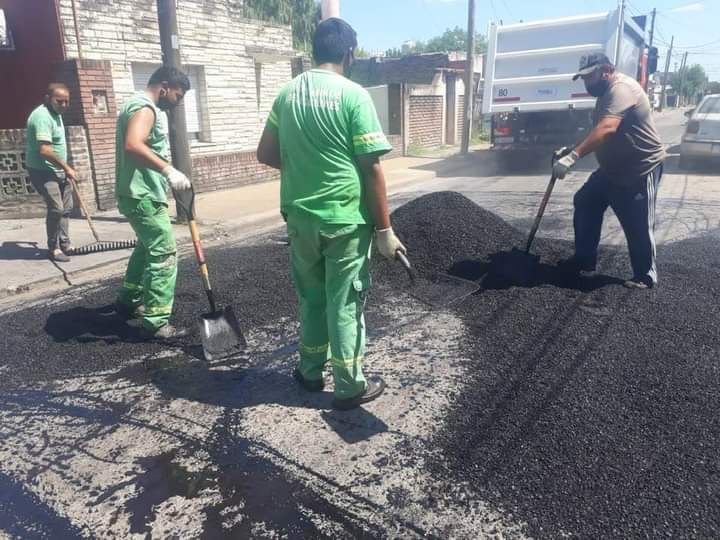 Mauriciocanosa's tweet photo. Trabajos de bacheo en distintos puntos de Merlo . #GustavoMenendez #NuncaParamos https://t.co/kR62QHS6lP