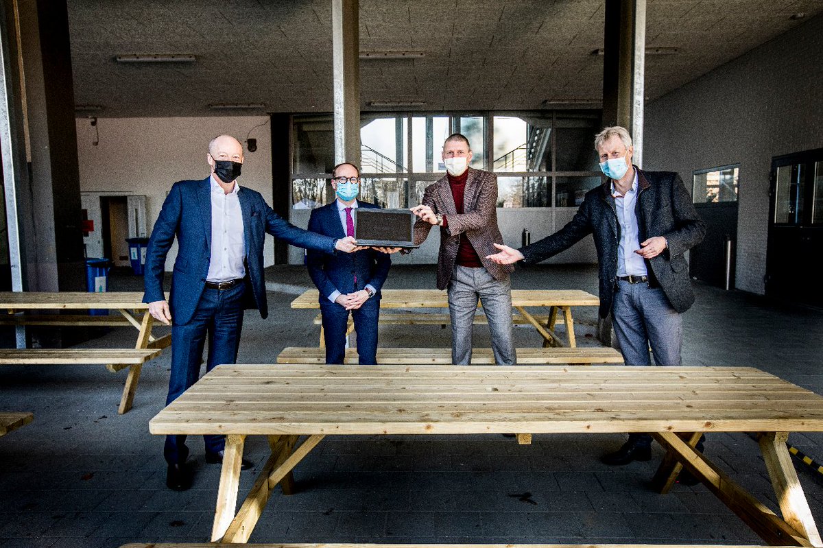 Notre donateur <a href="/DeloitteBelgium/">Deloitte Belgium</a> est venu au Spectrumcollege Beringen-Lummen vendredi dernier. Avec le ministre <a href="/BenWeyts/">Ben Weyts</a> et notre président @philipduboisdns, ils ont fait don de 100 ordinateurs portables. Merci pour ces opportunités de développement que vous offrez à nos jeunes.