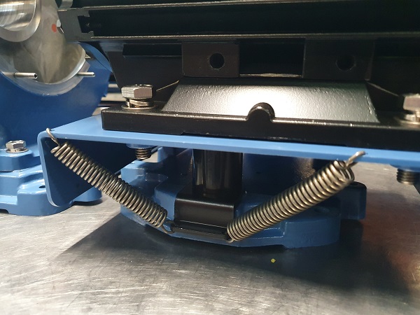 Secomak's Spring Tensioner system maintains optimum belt tension. The self-adjusting solution reduces slip and secures the #drivebelt firmly onto the #pulley, keeping it in place.
Automatic, #reliable, simple, and no #maintenance. 
secomak.com/2021-03-spring…
#heating #hvac #blowers