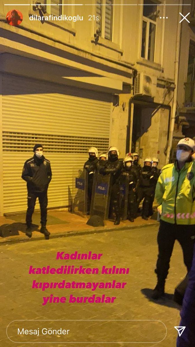 CHP’li İBB Başkanı’nın makamına davet ettiği, işbirliği yapacağı duyurulan modacı hanımefendinin,
🔴Devletin polisine bakış açısı..!
✅Zihniyet sakatlığı..!