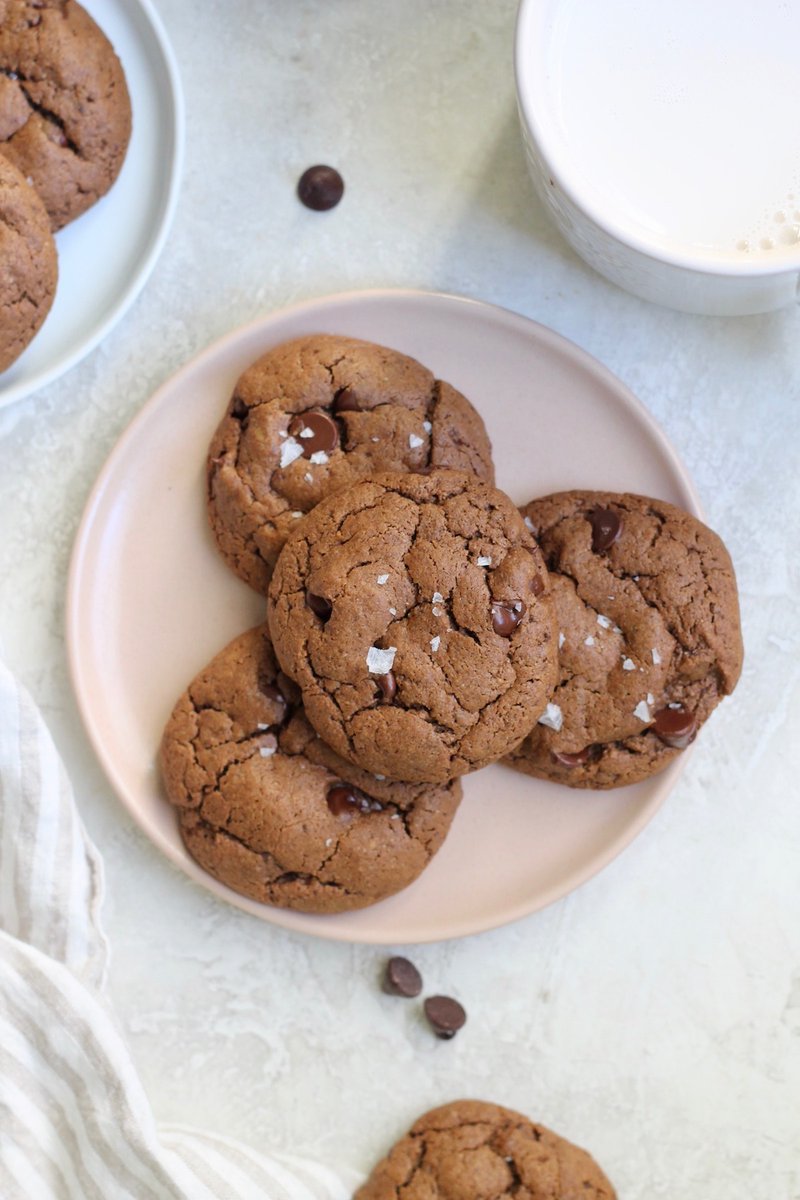 NEW Salted Double Chocolate Cookies with oat flour! Soft in the middle, crispy on the edges, and plenty of flaky salt on top. hummusapien.com/one-bowl-vegan…