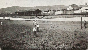 JoseLuisSTAP's tweet photo. #TalDiaComAvui 9 de març de 1900 l'equip de mariners del vaixell de guerra britànic #HMSCalliope, de visita a Barcelona, van disputar i guanyar 2-3 al Velòdrom de la Bonanova un partit de "football" amb l’#Escocès Foot-ball Club de la @FabraiCoats #SantAndreu de #Palomar. https://t.co/2ZkoYjEJmf