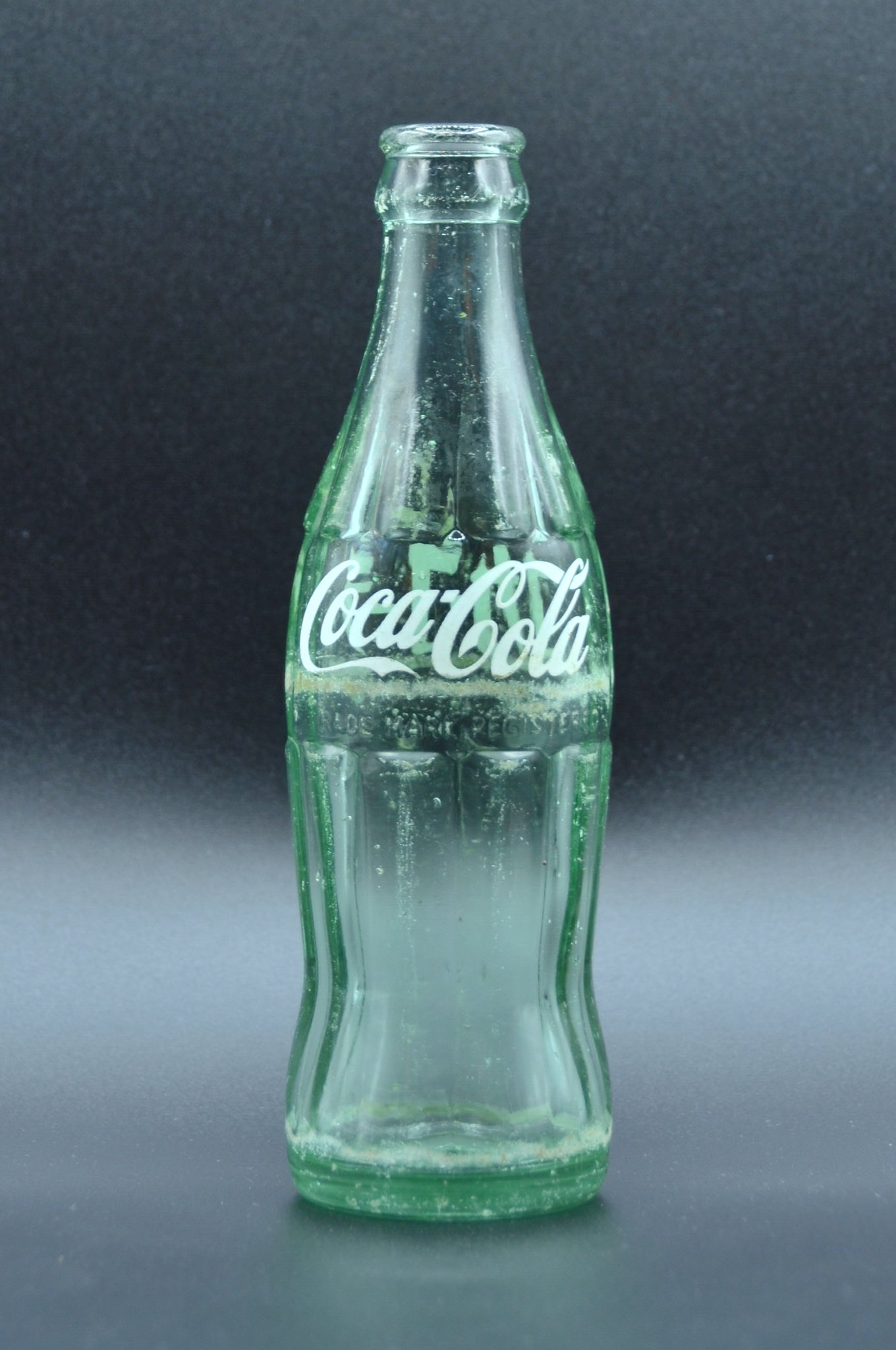 Licht リヒト 1964年日本硝子製 初期デザイン コカ コーラ瓶 1962 1965年まではコカ コーラ Coca Cola 文字はプリントで 登録商標 エンボスの初期デザインであり 当時のcmでも見ることができます 昭和レトロドリンク