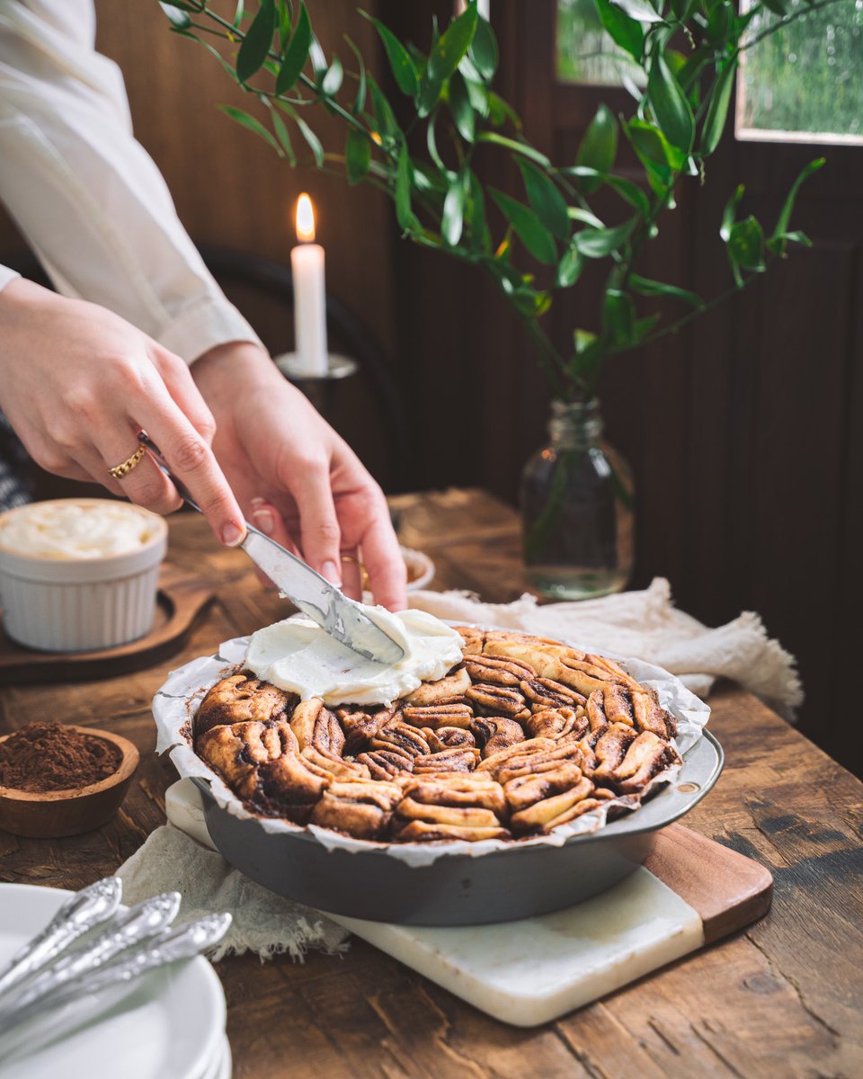 لكل الي قالوا اضاءة شمس، احب اقلكم وقعتوا في الفخ 😂🏃🏻‍♀️
وهنا الصورة توضح لكم كيف انه ببساطة نقدر نبني بيئة للتصوير  ومو لازم نكون عايشين في كوخ حقيقي حتى ناخذ صور حلوة ودافئة 🦦💕 

الصورة                            الكواليس