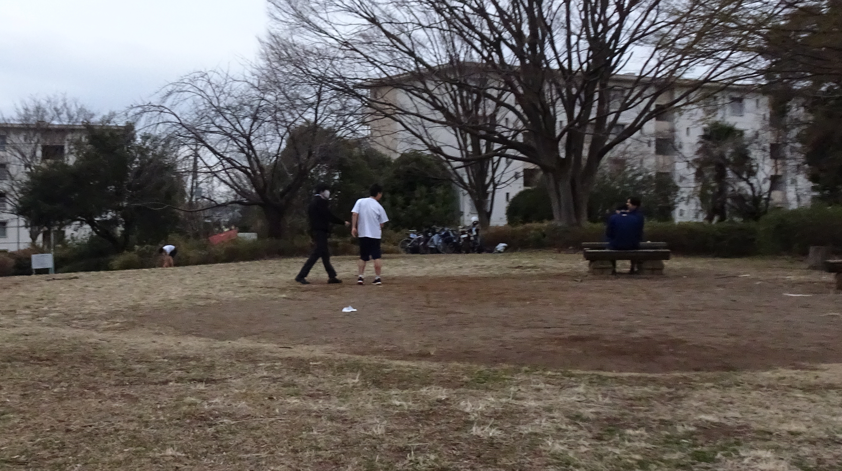 水滴 また 例の底辺学校の生徒が馬鹿騒ぎして大迷惑だったらしい 小さい子供達が遊んでたのに公園 内をバイクで走ったり 奇声上げてボール遊びし 怖くて遊べなかったようだ 全て禁止事項 バイク通学して良い学校か どこの制服だかわからん 清瀬