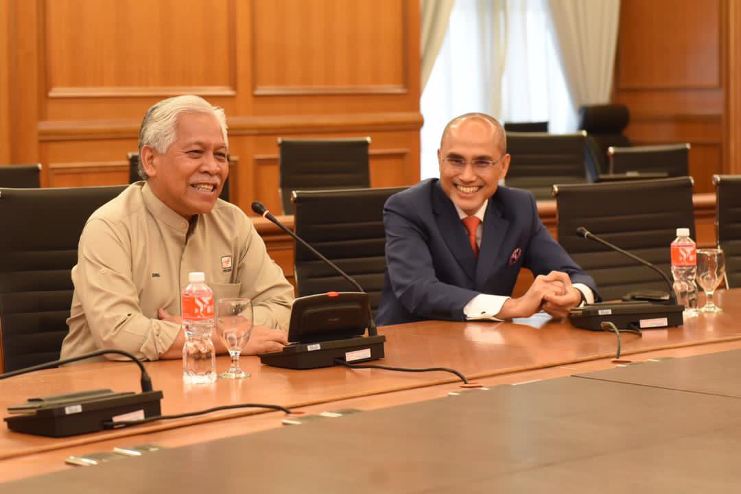 MohdShukriYajid's tweet photo. Glad to receive YB DS Idris Jusoh, Chairman of FELDA for a visit to Management &amp; Science University. Sharing session on FELDA  transformation program &amp;  @MSUmalaysia commitment for quality education globally. @idrisjusoh @MSUCollege @FeldaLKTP @DrNorainiAhmad https://t.co/QRsxcYwwI9
