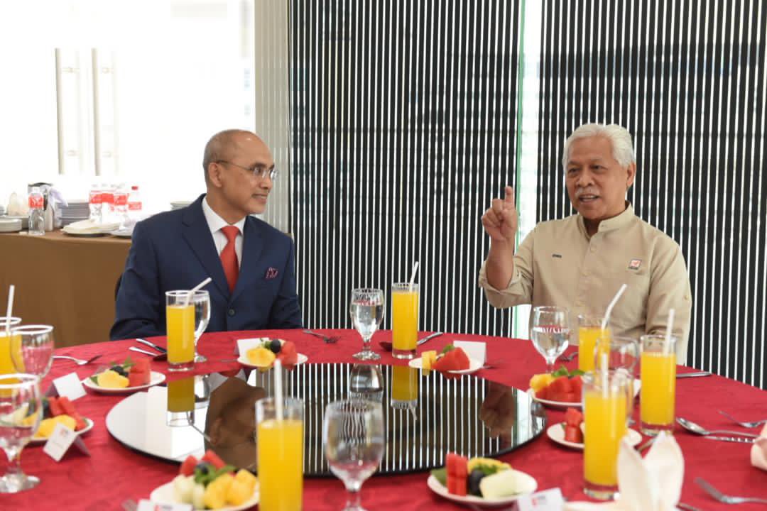 MohdShukriYajid's tweet photo. Glad to receive YB DS Idris Jusoh, Chairman of FELDA for a visit to Management &amp; Science University. Sharing session on FELDA  transformation program &amp;  @MSUmalaysia commitment for quality education globally. @idrisjusoh @MSUCollege @FeldaLKTP @DrNorainiAhmad https://t.co/QRsxcYwwI9