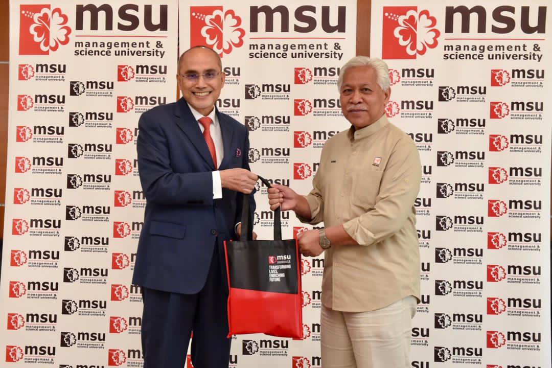 MohdShukriYajid's tweet photo. Glad to receive YB DS Idris Jusoh, Chairman of FELDA for a visit to Management &amp; Science University. Sharing session on FELDA  transformation program &amp;  @MSUmalaysia commitment for quality education globally. @idrisjusoh @MSUCollege @FeldaLKTP @DrNorainiAhmad https://t.co/QRsxcYwwI9