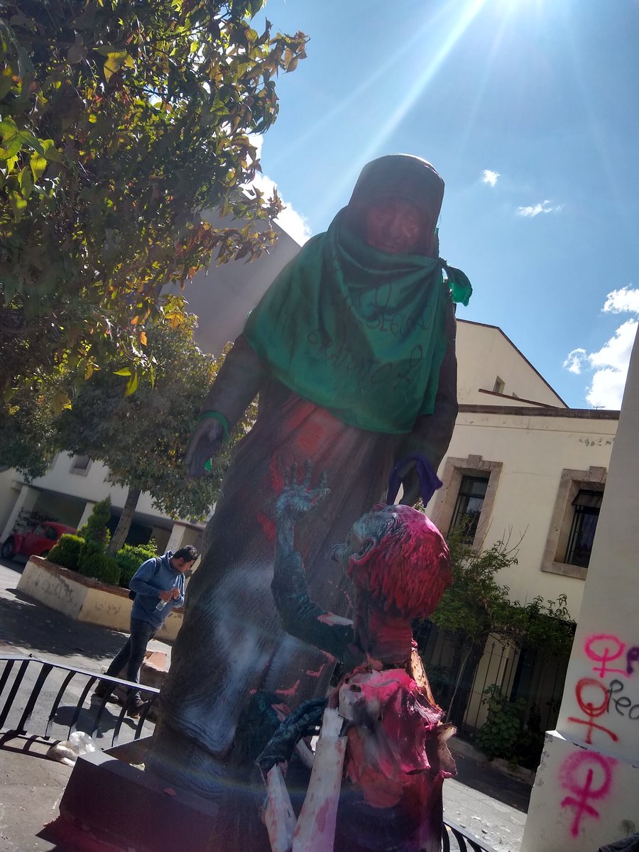 Algunas fotos sobre la marchar de ayer en Toluca 💜🔥
#8M #radical #Toluca #Feministas