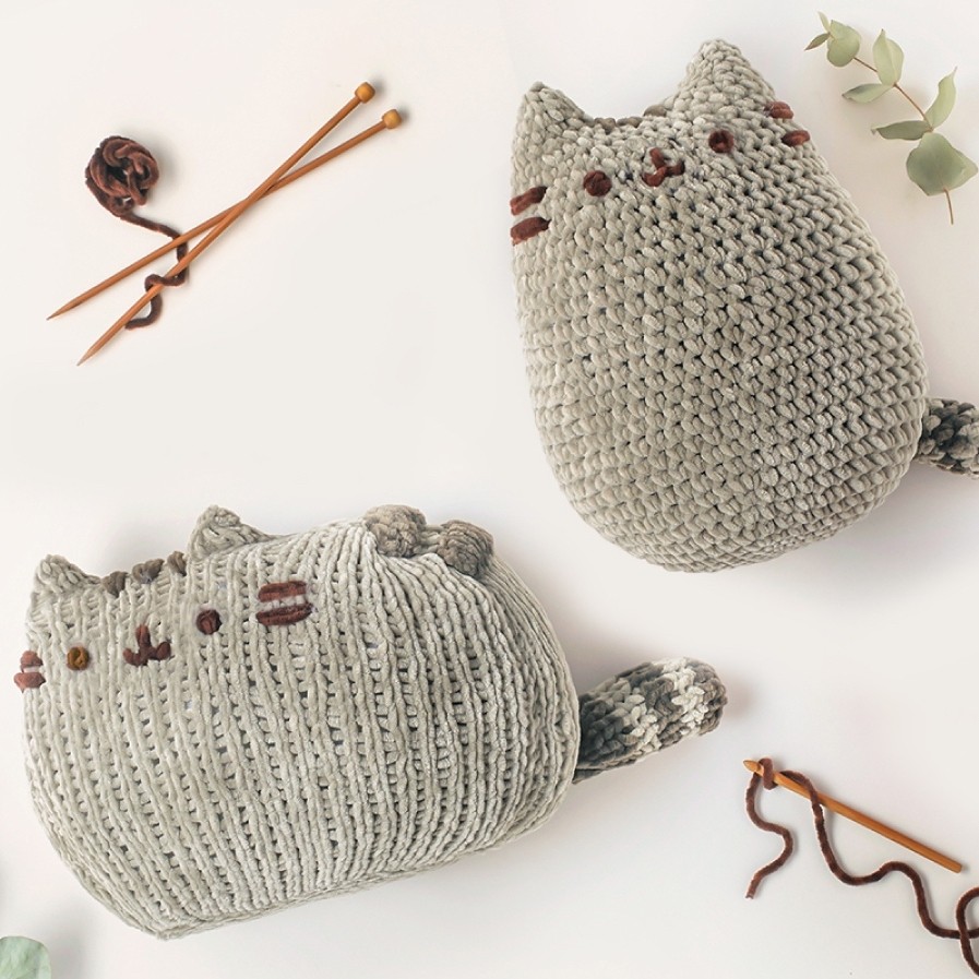 Knitting with Pusheen 