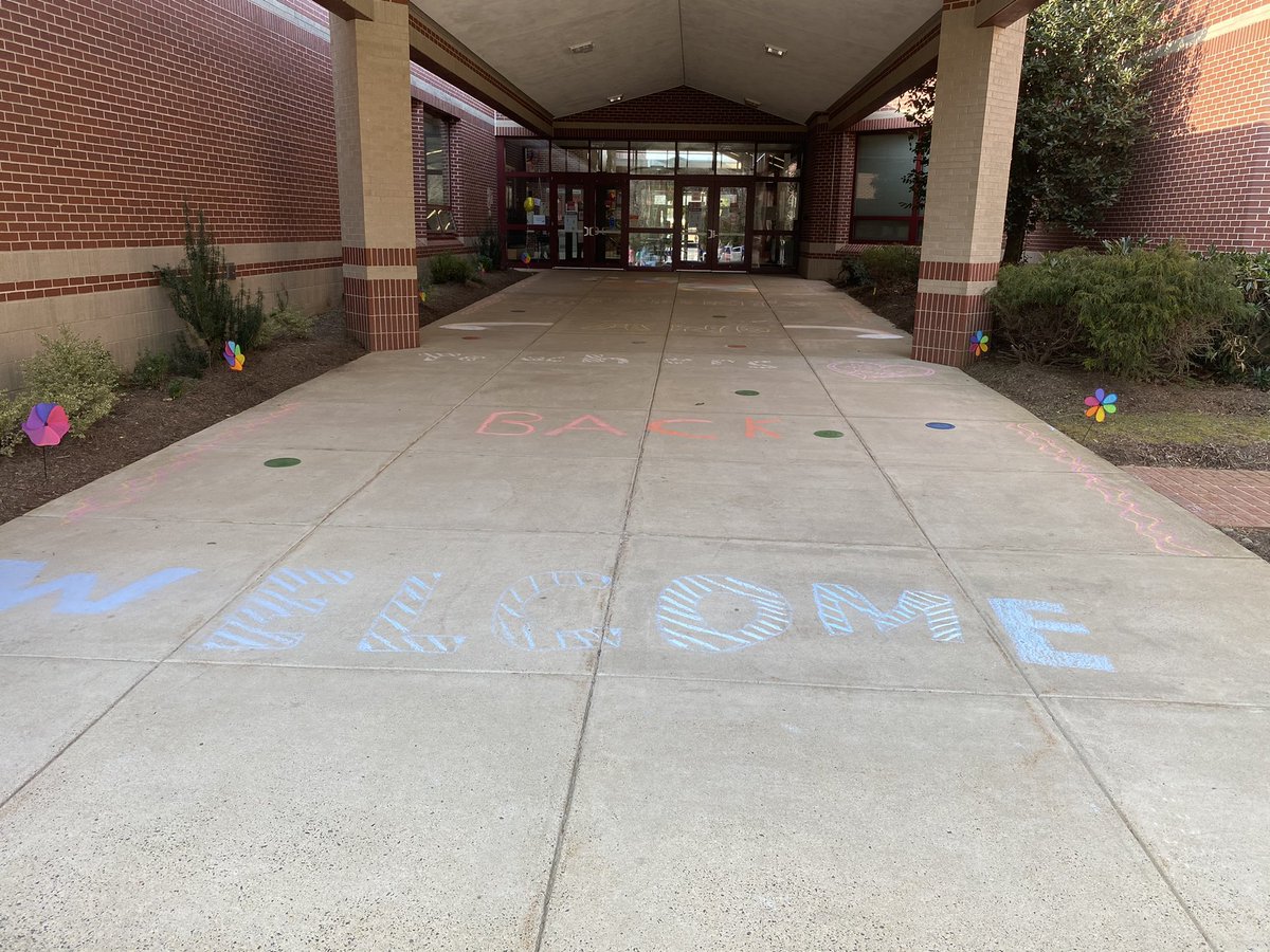 Welcome Back Chalk The Walk  and Decorations set up by our Awesome PTA!  More surprises to come for our #TeamAldrin #heroesworkhere @aldrineaglespta @FCPSRegion1 @fcpsnews