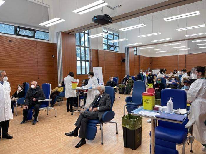 LorussoMic's tweet photo. Il buon esempio, contro coloro che si vaccinano abusivamente. 
Grazie Presidente #Mattarella ❤❤❤
#vaccini #coronavirus https://t.co/b0KR6ZJVLy