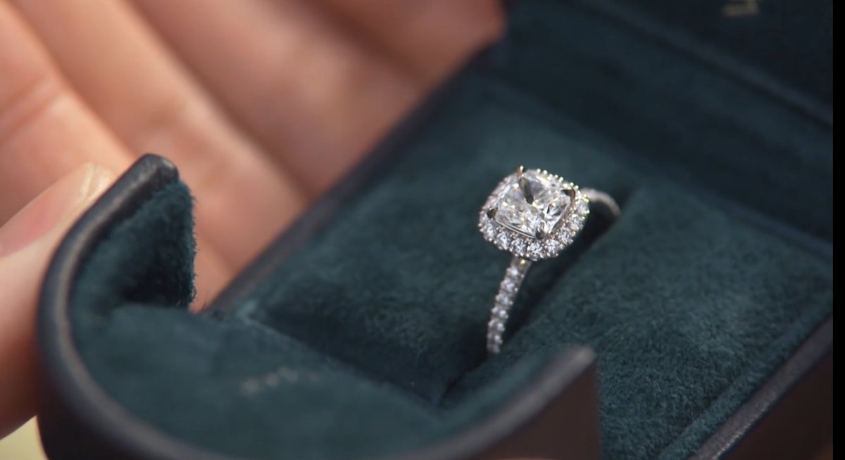 ｊｕｂｉｌｏ 星を見に行こう 心の声 残酷だ オー マイ ボス 恋は別冊で いったい幾らの婚約指輪渡しているんだろう ハリー ウィンストン 3 300 000台中心 センターストーンは1 00カラットから クッションカット マイクロパヴェ リング 恋つづで