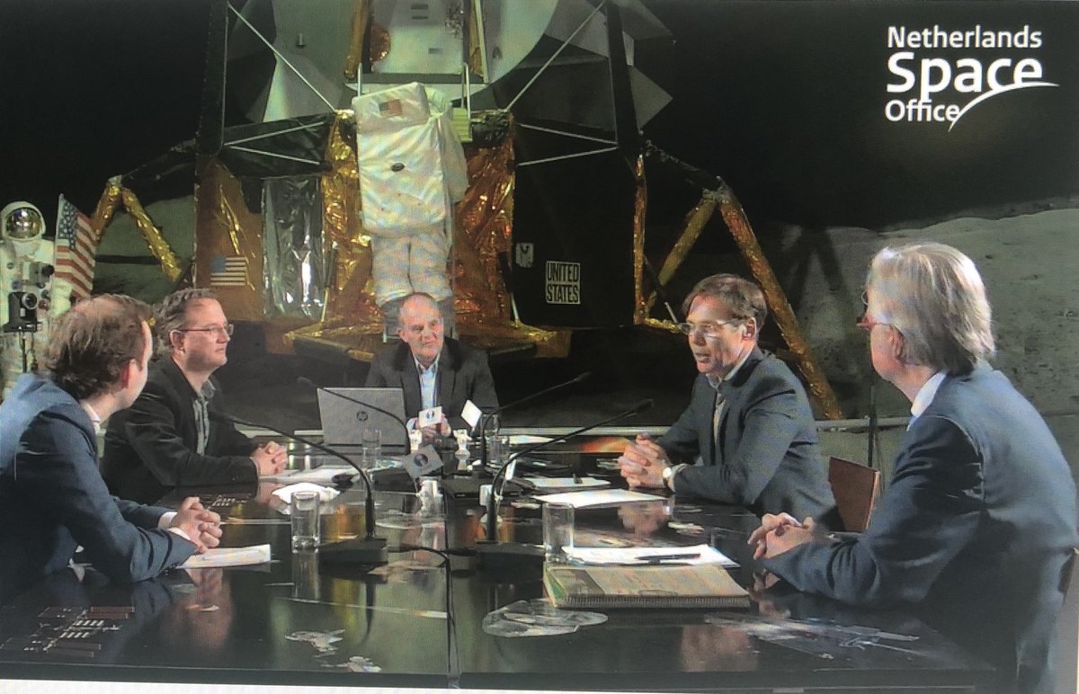 NLSpaceOffice's tweet photo. Live vanuit @Spaceexpo sprak directeur NSO @WeteringNL vandaag met de @delta_comm, @RHDHV_NL en @deltares over wat #satellietdata kan betekenen voor #klimaatadaptatie. Dank voor de interessante presentaties en interactie! @GeoBusinessNL bedankt voor de organisatie en moderatie! https://t.co/zHRHotnQtg