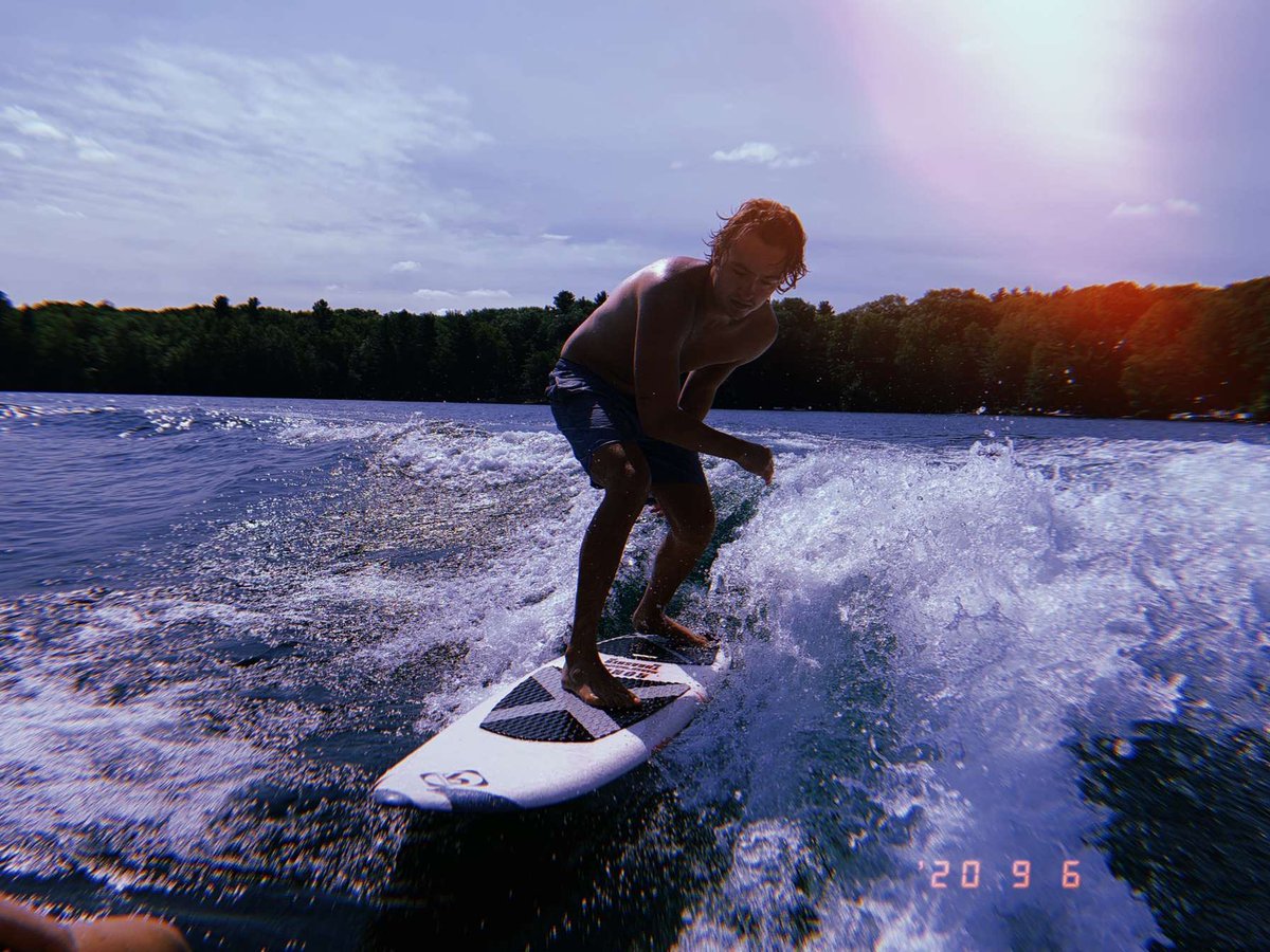 #perceptionscavengerhunt ⁦<a href="/DrElizabethOlds/">Dr. Elizabeth Olds</a>⁩ this photo implies movement as we know you can float on water on such a small board while being still, also the water provides a cue to the movement aswell