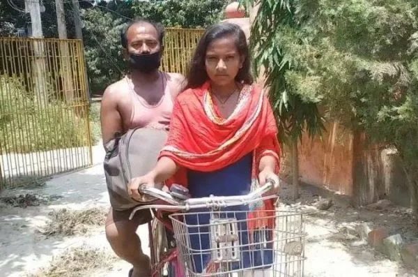 yashrajakashi's tweet photo. If there was one person I would love to see on the cover of a magazine on Women’s Day - It would be Jyoti Kumari

15-year-old girl who cycled from Gurugram to Bihar with her injured father as a pillion rider.

A wish - Can the Internet make this happen? 

https://t.co/iq44QEVS55 https://t.co/sDJjMGtErW