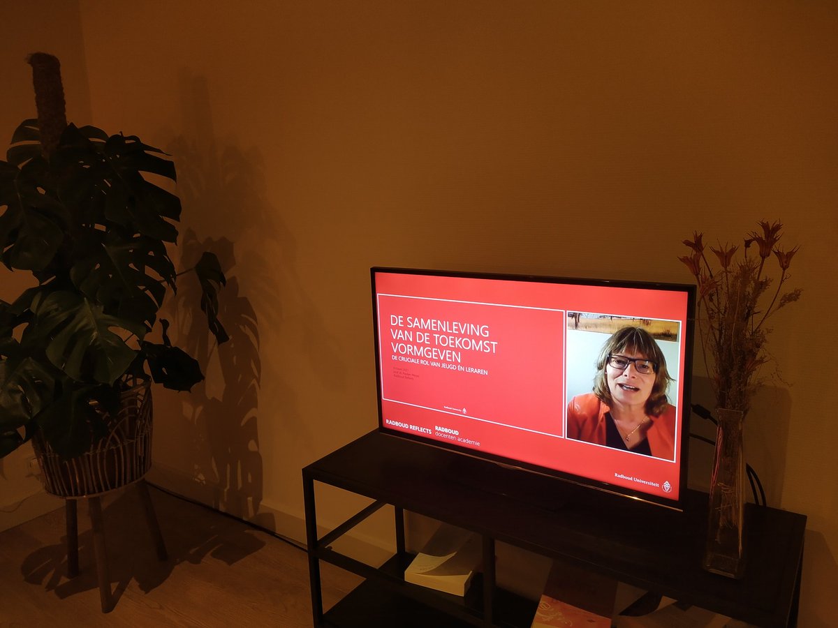 Radboud Reflects Lezing van <a href="/paulien_meijer/">Paulien Meijer</a> op de tv thuis. Krachtige boodschap dat onderwijs studenten niet moet voorbereiden op de toekomstige samenleving, maar studenten moet voorbereiden om deze samenleving zelf actief te gaan vormgeven. <a href="/RDAcademie/">RadboudDocentenAcad.</a> <a href="/Radboud_Uni/">Radboud University</a> @RUReflects