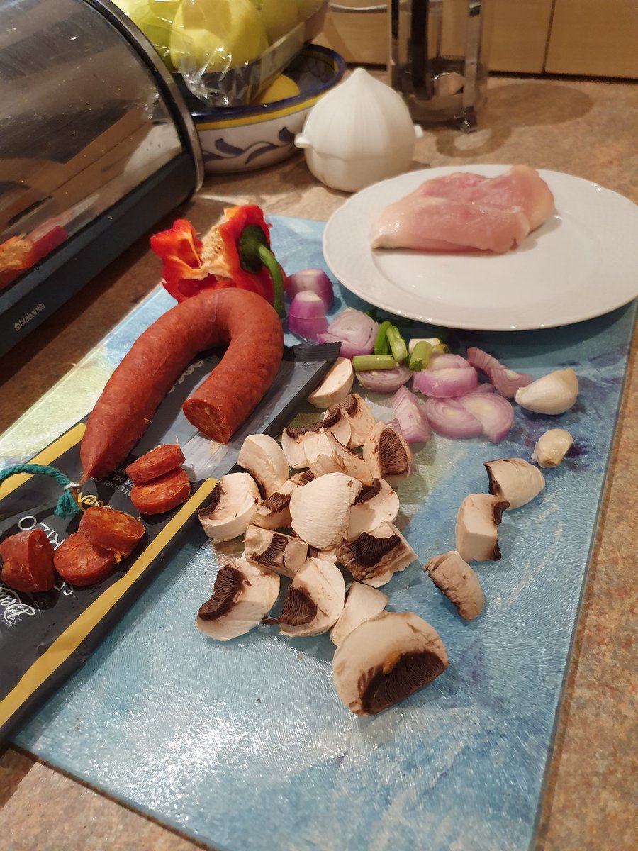 hiberniaroots's tweet photo. A bit of inspo from #WIN21Refresh yest from @chadpbyrne tutorial. Got my choritzo & chicken, garlic, some veg I had and a tin of tomatoes - dinner for 2 for 2 days! @WomensInspireIE https://t.co/TeOAdEWxOn