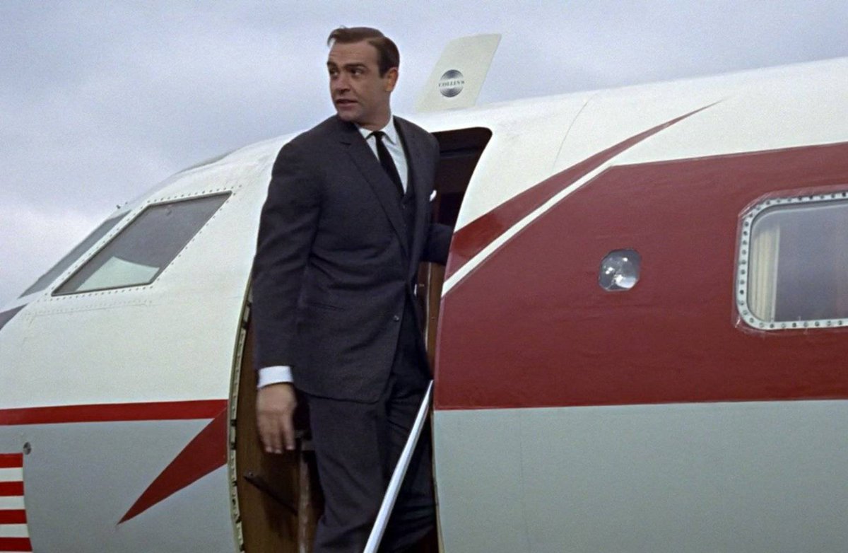 Ретка слика од Џемс Бонд пред летот за Скопје откако Заев вртел во МИ6 за вакцини.