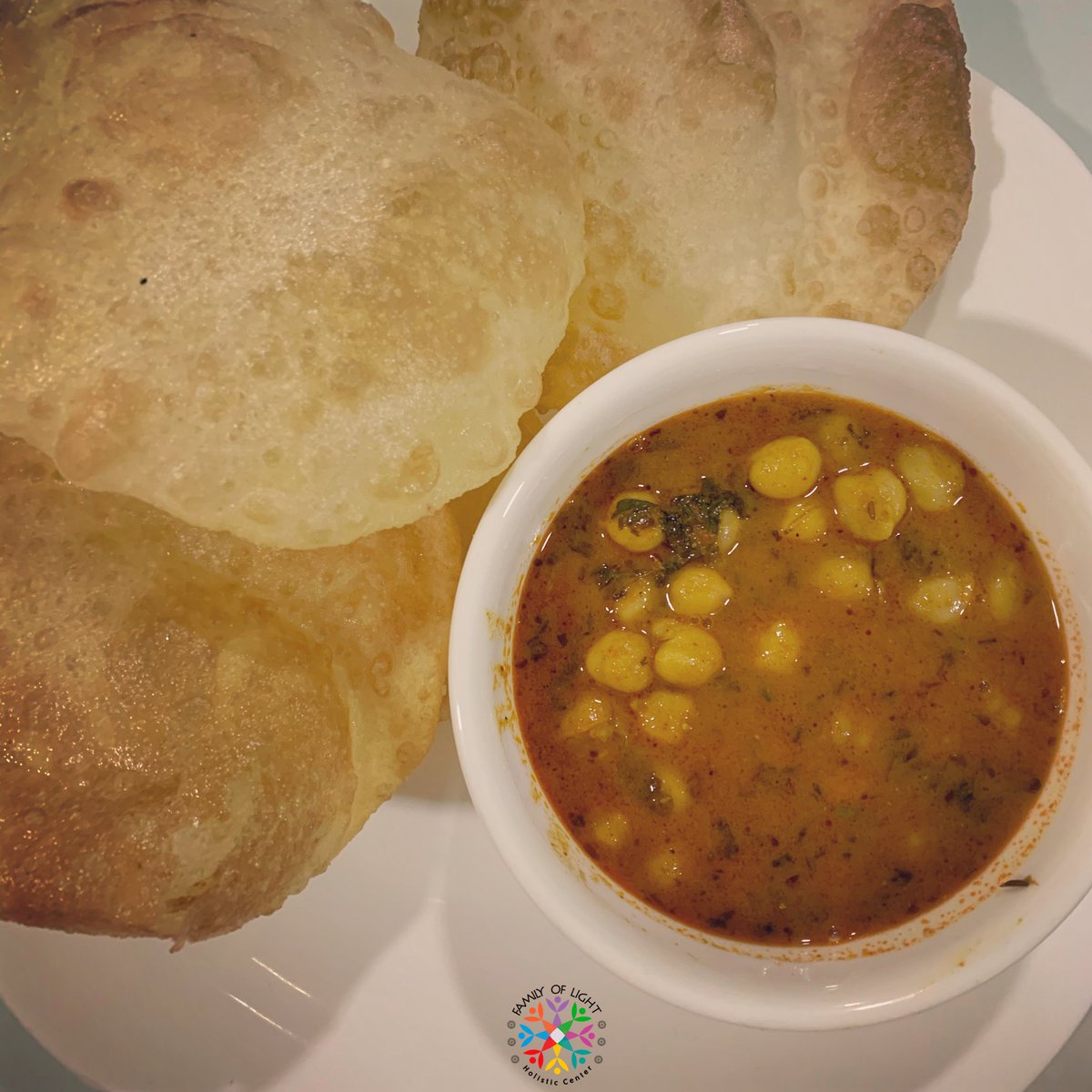 FOLHC's tweet image. #COMFORTFOODS: 100% #Organic &amp;amp; Homemade #CholeBhature is a celebration for your tastebuds😍Comfort foods help with grounding, feeling safe&amp;amp;positive emotions.Avoid weigh gain by doing comfort foods right #healthycomfortfood #organicfoods #mumbaifoodie #retreat #detoxretreat