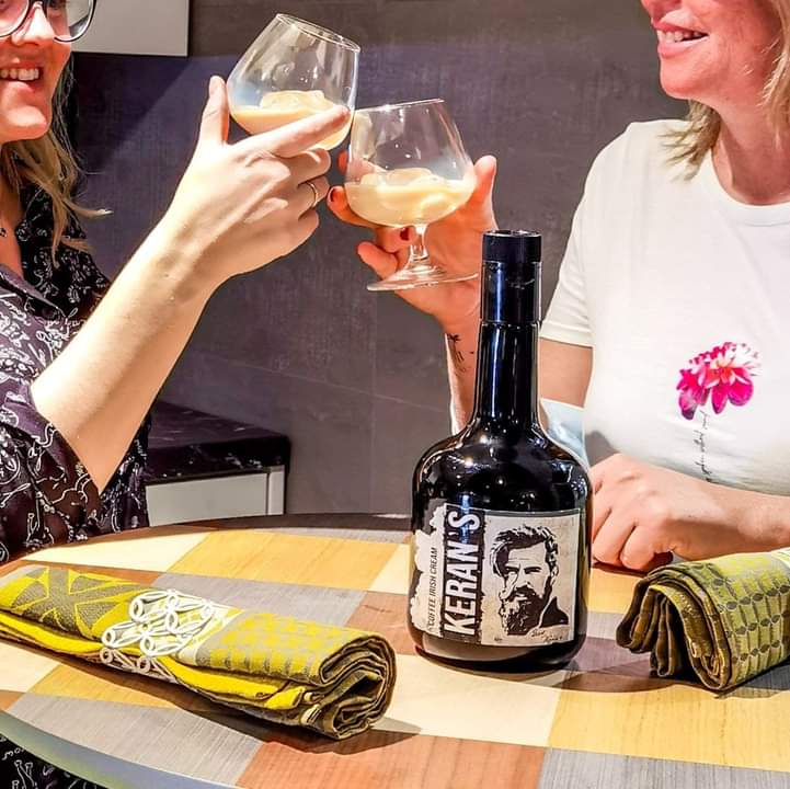 🥂Un brindis por las mejores amigas, las que siempre están ahí,  las que te quieren, las que te apoyan y las que siempre consiguen sacarte tu mejor sonrisa. 
#irishcream #kerans #destileriasinc #leyenda #legend #cream #irishcoffee #hipster #dulcelicor #caféywhisky #chocolateynata