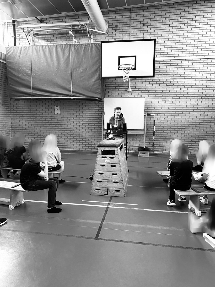 Idag skulle jag bara in här för kolla upp en sak. Men jag fastnade. Hamnade istället stående här och blev så inspirerad och motiverad som alltid. Precis som eleverna! Han är nog världens bästa idrottslärare den där Anders Isaksson 🌟😁 <a href="/vaxmoraskolan/">Vaxmoraskolan</a>