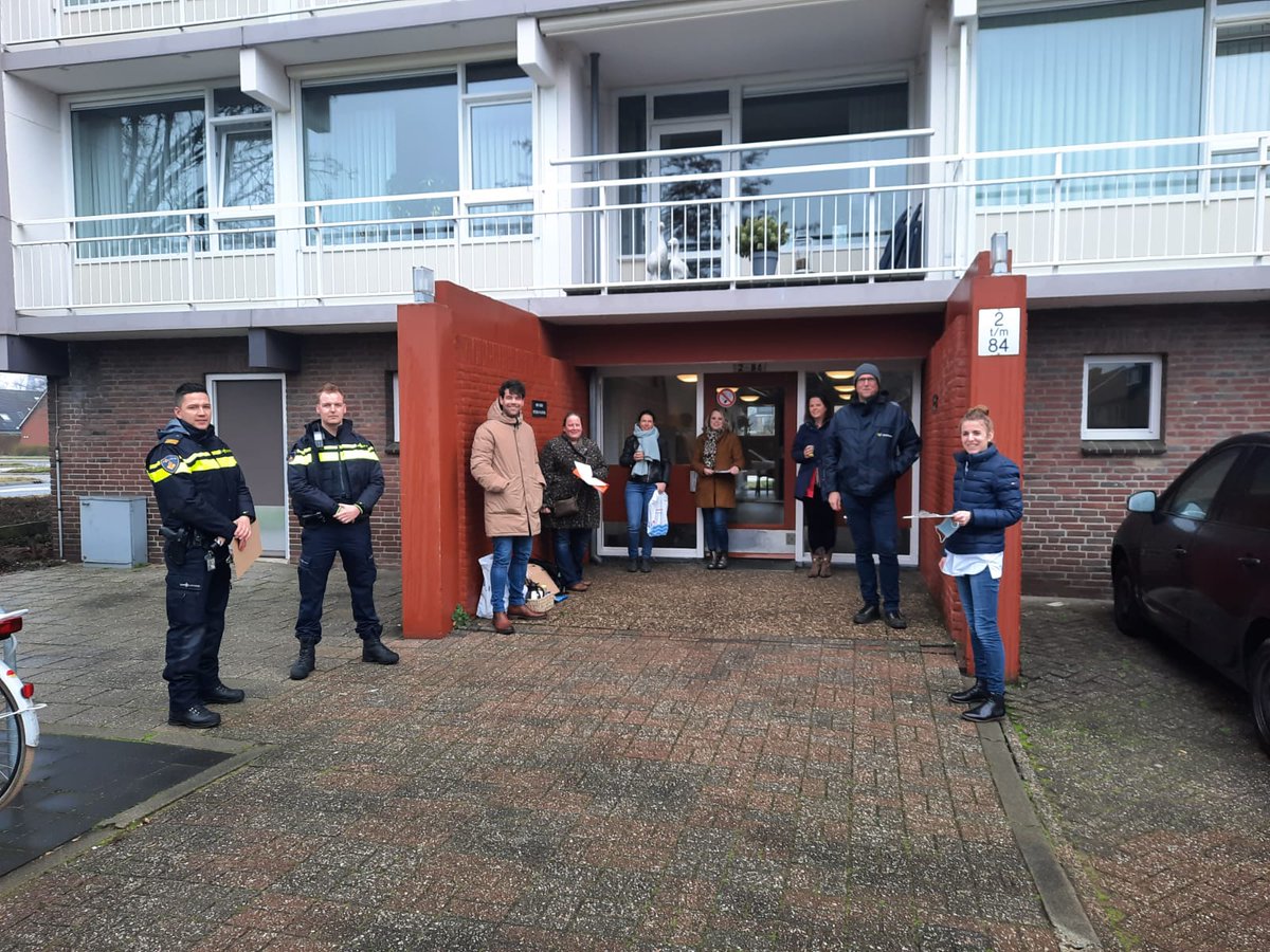 WAT IS GOED LEVEN VOOR U?
Eindelijk was het zover! Samen met netwerkpartners de enquêtes op kunnen halen in de Vermuydenstraat. 
Helaas niet bij de mensen op de bank onder het genot van een kop koffie, maar veilig op 1,5 meter afstand bij de voordeur. 
#positievegezondheid