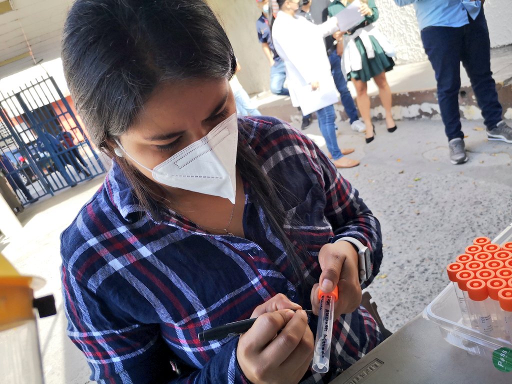 Roberto65018097's tweet photo. Como equipo médico estamos comprometidos con la salud y bienestar de los capitalinos, agradecemos a las autoridades del @SaludSV por brindarnos el acompañamiento en este proceso que beneficia a cientos de colaboradores y usuarios municipales. #SSESSALUD https://t.co/Ncxz6ZgqGF
