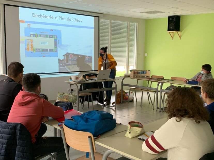 MFRLimoise's tweet photo. [ACTUS]

♻️ Intervention de Laura  du SICTOM Nord-Allier, pour sensibiliser la classe de 4ème/3ème au tri sélectif et pour illustrer le thème développement durable. 
.
#developpementdurable #triselectif #recyclage #compostage #sictomnordallier #MFR #mfrloireauvergne https://t.co/mrpDrBARYM