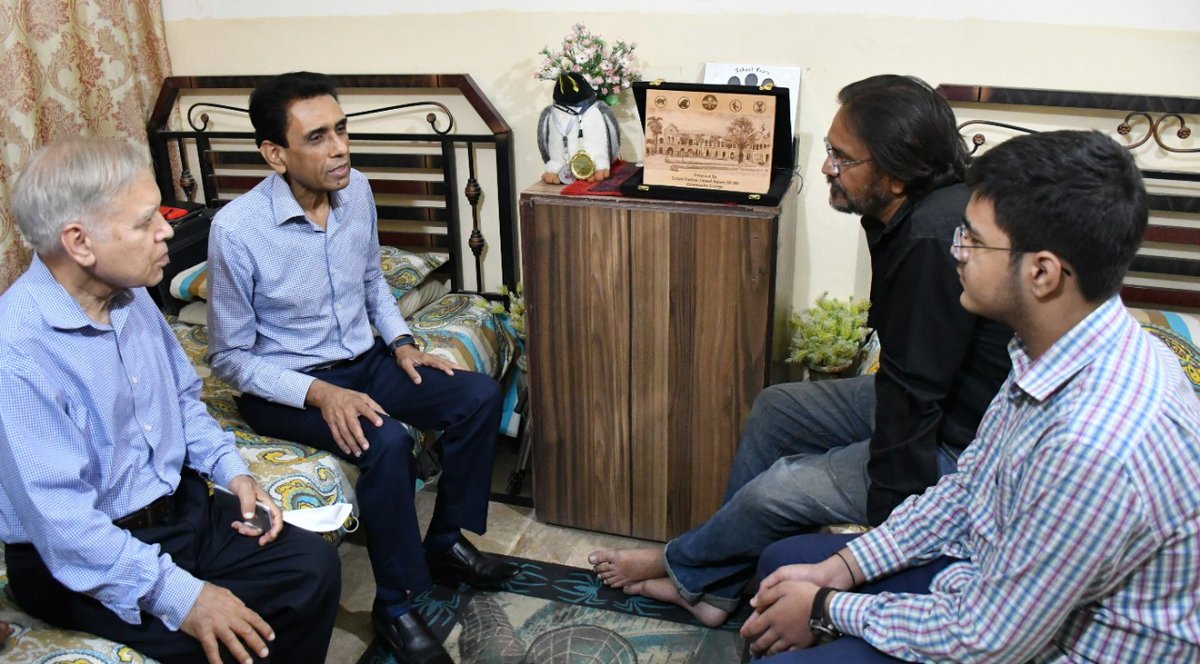 imraanrao1's tweet photo. ایم کیو ایم پاکستان کے کنوینر ڈاکٹر خالد مقبول صدیقی کا پاک جاپان بزنس فورم کی  ڈائریکٹر سید فیروز شاہ کے ہمراہ کمسن نبیل حیدر کے گھر آمد اور ان کی صلاحیتوں پر خراج تحسین۔ڈاکٹر خالد مقبول صدیقی نے کمسن نبیل حیدر کے والد سے گفتگو کرتے ہوئے کہا کہ نبیل حیدر نے جس طرح واٹس اپ https://t.co/8k1xp1H71Q