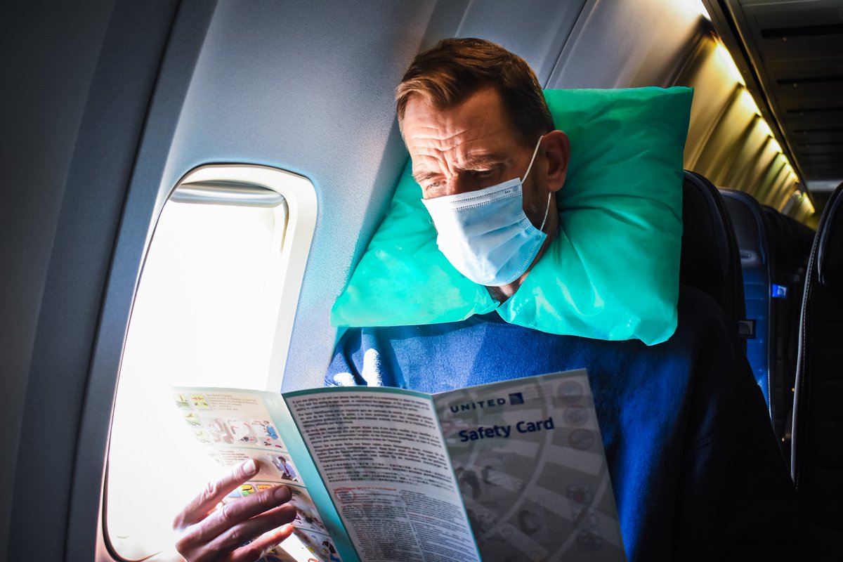AM_UA13's tweet photo. Check out these great multi-function pillows available now on @United in economy on select long-haul flights. These can be used like a standard pillow, neck pillow or for lumbar support.😊✈️❤️

@lammdogg @weareunited #safetravels #aviation https://t.co/pW4HXUqerO