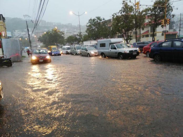 IntramurosE's tweet photo. Debido a precipitaciones climáticas en el país, 2020 fue considerado el año más caliente de la última década. La alta radiación de estos últimos dos años ha influenciado en el clima del 2021 y se preveé lluvias hasta el 15 de marzo. Tome precauciones. 
#IntramurosEc https://t.co/zOtHNH3NmS