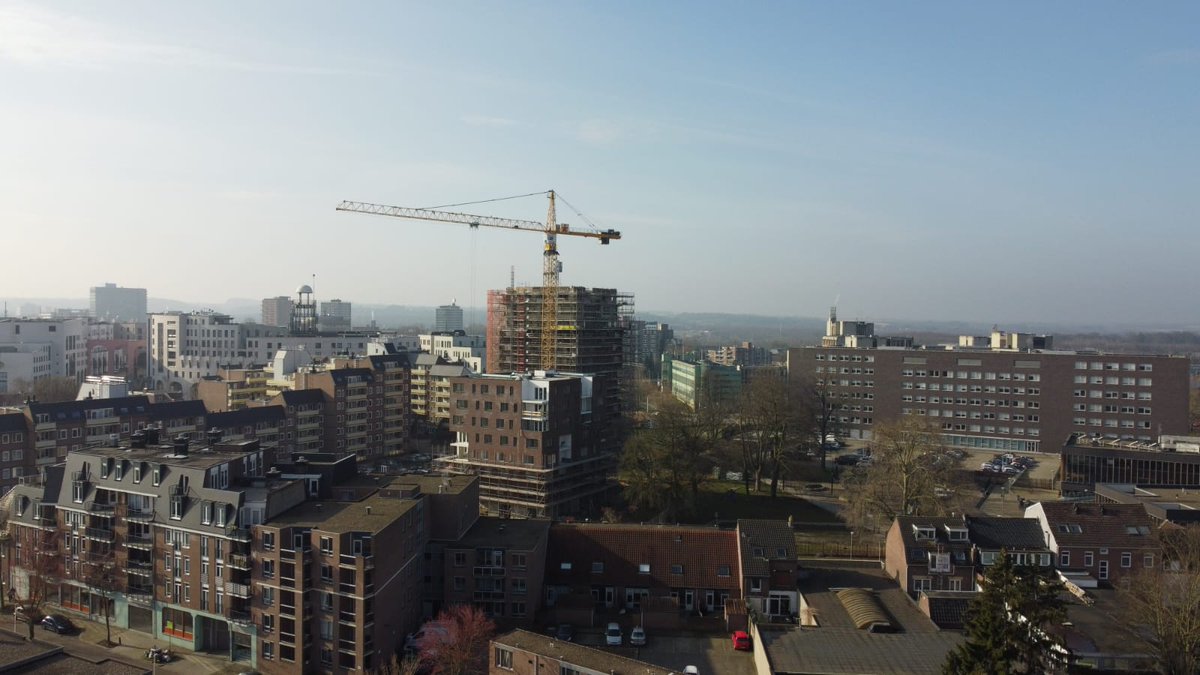 WOONTORENS VAN #GRASBROEK STRALEN AAN DE HORIZON
In opdracht van Wonen Zuid wordt flink gebouwd aan de realisatie van project Grasbroek. 80 duurzame appartementen, onderverdeeld in twee woontorens, gelegen in een parkomgeving én ook nog met uitzicht op het #Maankwartier.