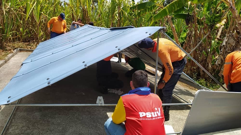 SMisionesMerida's tweet photo. #9Mar Instalación de la 1era carpa ACNUR en el municipio Arzobispo Chacón,agradeciendo al presidente @NicolasMaduro al protector @JEHYSONGUZMAN @PCivil_Ve y a la GM Vivienda Venezuela,encargados de que el procedimiento se diera de manera correcta
#MisionesMérida
#UniónBolivariana https://t.co/dmshLLlL7o