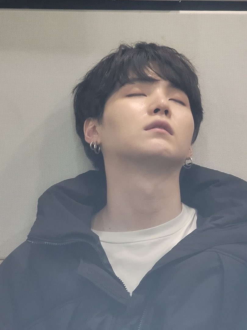 _starcourt_'s tweet photo. юнги, мой малыш🥺в этот солнечный денек хочу поздравить тебя с днем рождения!!ох..я просто не могу подобрать слов чтобы выразить все то что я чувствую к тебе…я так сильно люблю тебя..ты самый потрясающий человек из всех кого я знаю🤲🏽💜поэтому я хочу чтобы ты был счастлив😔💜💜 https://t.co/bTHETyKJOe