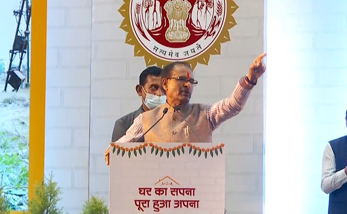 मेरी सरकार का लक्ष्य है, मेरा लक्ष्य है आमजन को न्याय, उसका अधिकार दिलाना। मैंने ऐलान कर दिया, खबरदार भू-माफियाओं मध्यप्रदेश की धरती छोड़ देना। केवल इंदौर के लिए नहीं, पूरे मध्यप्रदेश के लिए कह रहा हूं: मुख्यमंत्री श्री <a href="/ChouhanShivraj/">Shivraj Singh Chouhan</a>