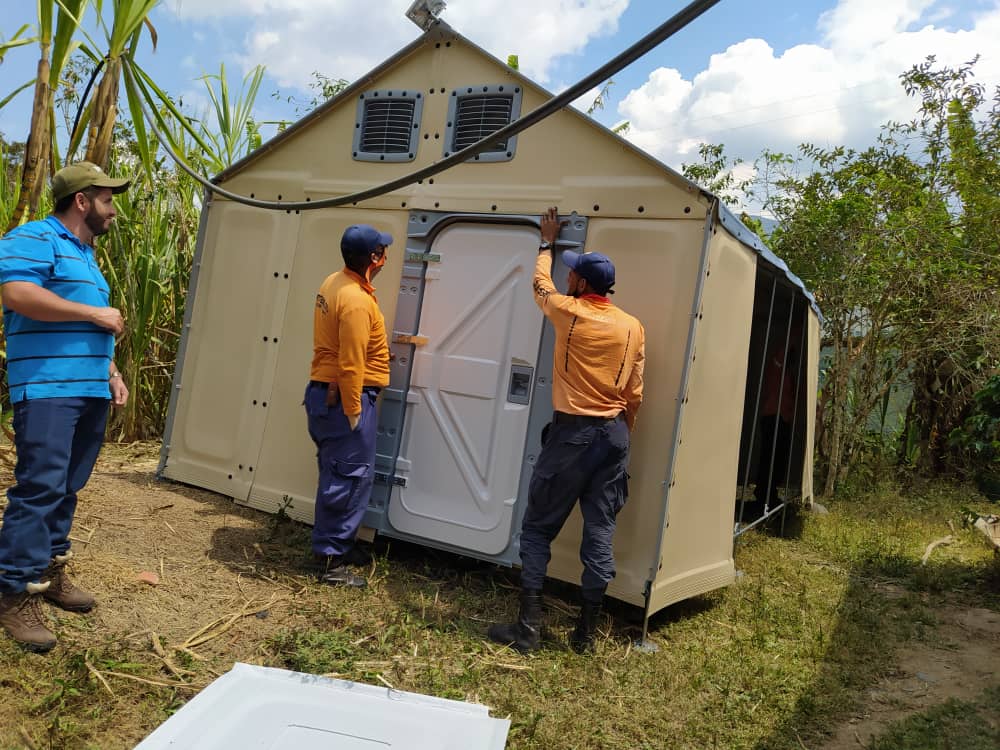 SMisionesMerida's tweet photo. #9Mar Instalación de la 1era carpa ACNUR en el municipio Arzobispo Chacón,agradeciendo al presidente @NicolasMaduro al protector @JEHYSONGUZMAN @PCivil_Ve y a la GM Vivienda Venezuela,encargados de que el procedimiento se diera de manera correcta
#MisionesMérida
#UniónBolivariana https://t.co/dmshLLlL7o