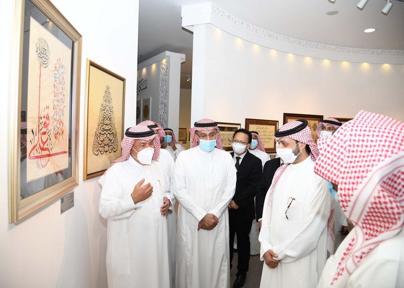 مكتبة الملك عبدالعزيز تدشن معرضها للخط العربي في الرياض و الدار البيضاء و بكين.
