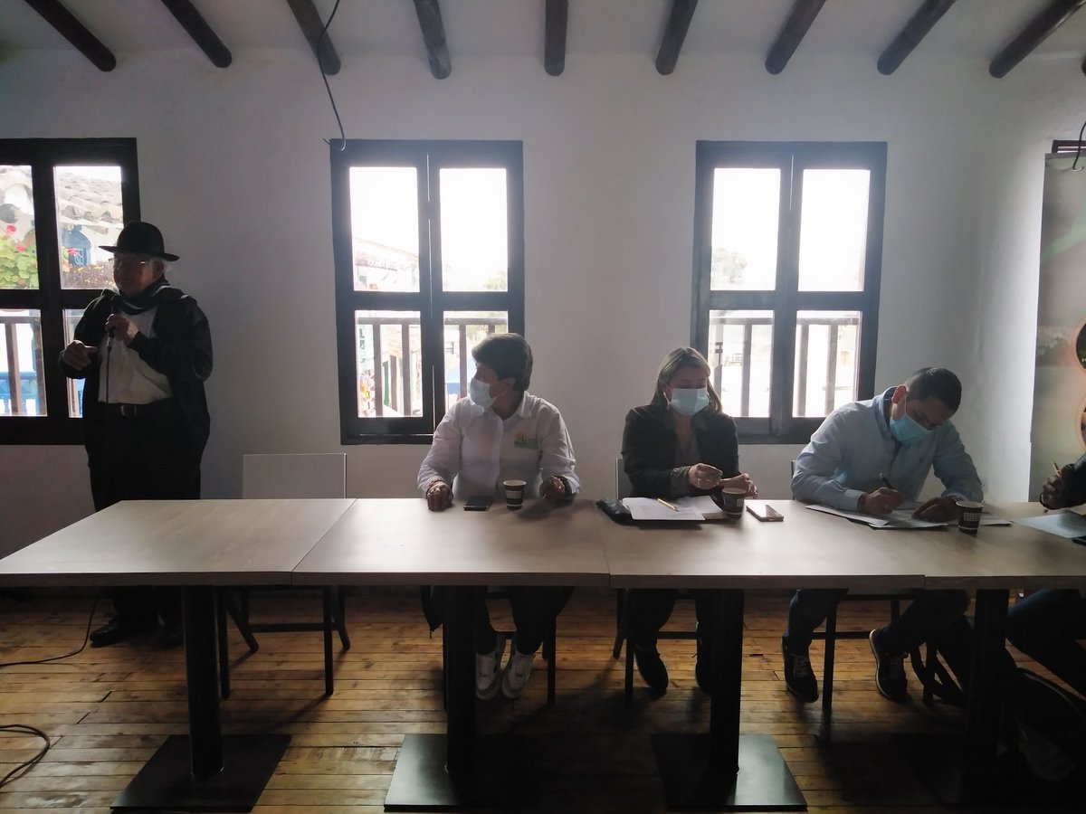 OrienteseTV's tweet photo. Se reúnen en este momento alcaldes, concejales, la iglesia y líderes del Oriente Antioqueño para analizar los avances del Proyecto de Ley, presentado por el Representante @estebanquincar, para que @EPMestamosahi pague impuestos a municipios que entregan sus aguas para generación. https://t.co/kbJZM9iUy3