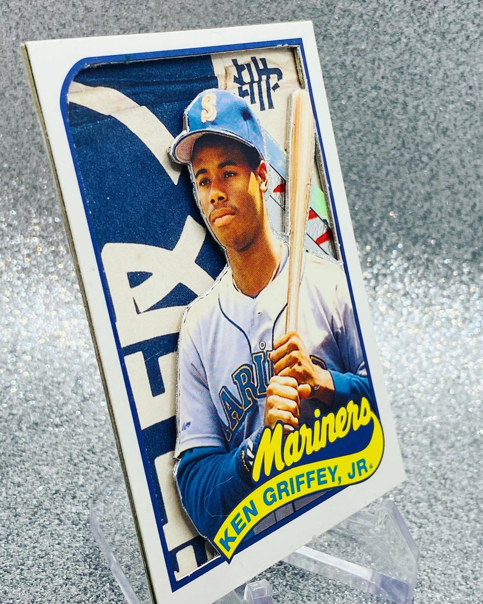thirddanart's tweet photo. Here is a sweet little mixed media #kengriffeyjr I made with glitter paper, a few chrome strips and a page from a Japanese baseball cards book.
#baseball #baseballcardart #art #dailyart #baseballcard #thirddanart #cardart #baseballart #whodoyoucollect #thekid #seattle #mariners https://t.co/bV3LpzUaRa