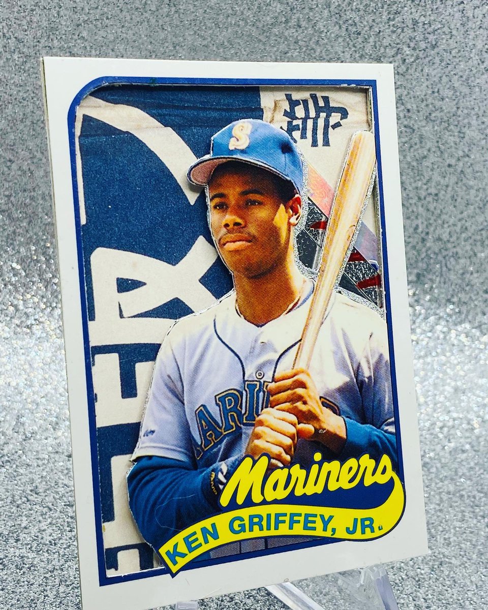 thirddanart's tweet photo. Here is a sweet little mixed media #kengriffeyjr I made with glitter paper, a few chrome strips and a page from a Japanese baseball cards book.
#baseball #baseballcardart #art #dailyart #baseballcard #thirddanart #cardart #baseballart #whodoyoucollect #thekid #seattle #mariners https://t.co/bV3LpzUaRa