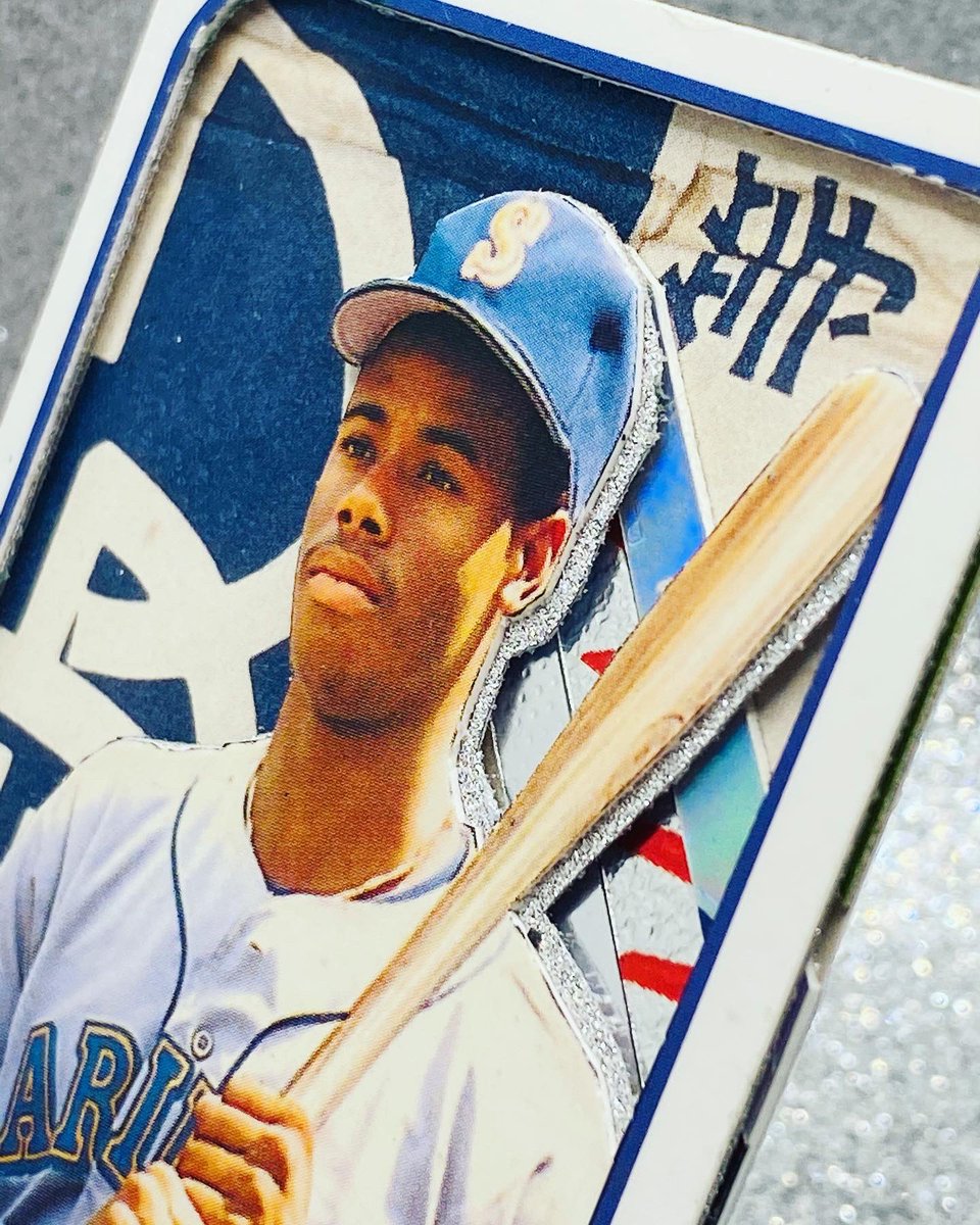 thirddanart's tweet photo. Here is a sweet little mixed media #kengriffeyjr I made with glitter paper, a few chrome strips and a page from a Japanese baseball cards book.
#baseball #baseballcardart #art #dailyart #baseballcard #thirddanart #cardart #baseballart #whodoyoucollect #thekid #seattle #mariners https://t.co/bV3LpzUaRa