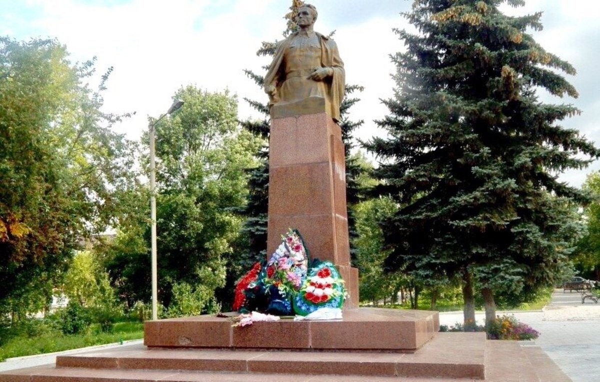 mfa_russia's tweet image. #WeRemember 🕯 - In 1962 the monument to Nikolay #Kuznetsov was erected in #Lvov. In 1992 on the initiative of Ukrainian nationalists the statue was demolished.

🛡 Fortunately, the memorial was saved. Nowadays it is located in #Russian🇷🇺 town of Talitsa, Kuznetsov's birthplace.