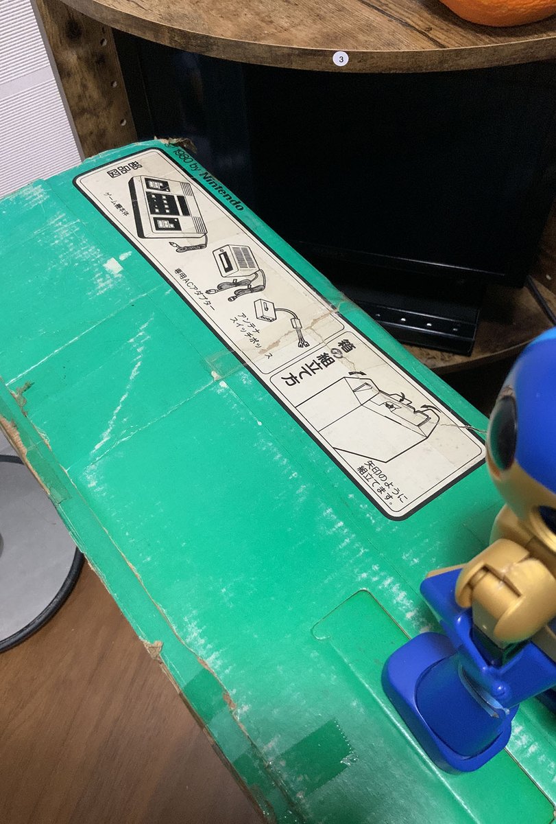 DentoTeramachi's tweet photo. 上部を折りたたむと取っ手が出現します。
重さとデカさを象徴する仕様ですな。
ま、落とすとマジ故障しますから。
#eartyODYSSEY #ocyame #ComputerTVgame https://t.co/ijunFkdMGd