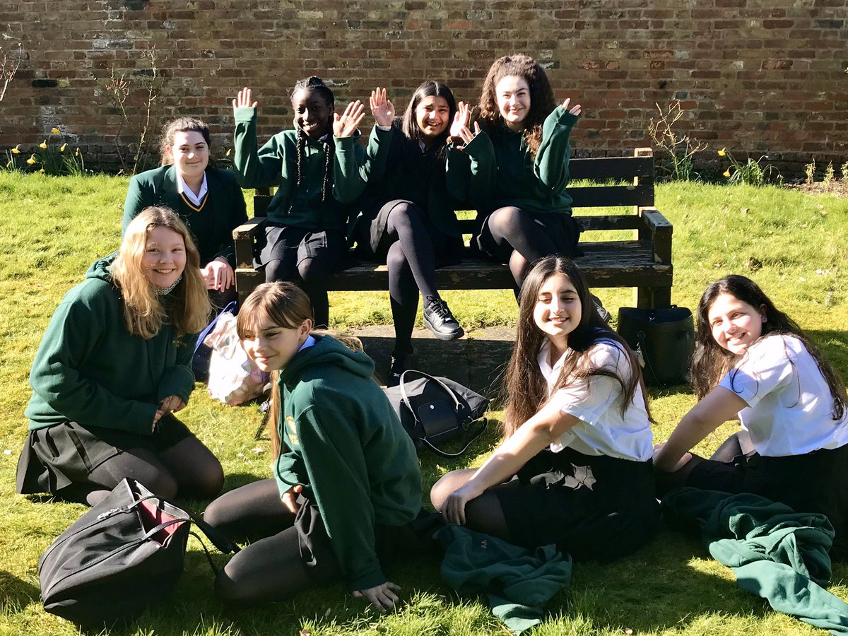 MountHouseSch's tweet image. What a beautiful day! Sun is shining and we are so delighted to be enjoying school life together at Mount House 📚 #inspiringmounthouse #lunchalfresco 🍎🥯☀️